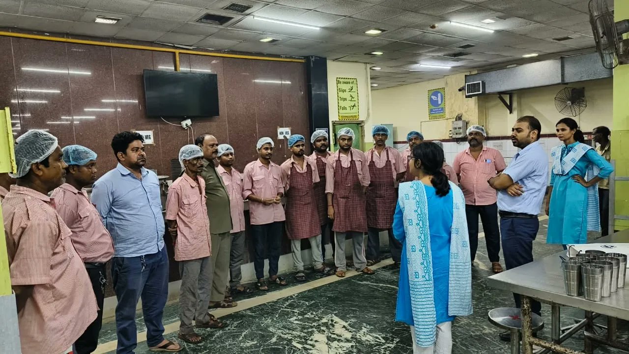 Special Campaign 3.0- â€˜SWACHHATA HI SEVAâ€™ - Seminar on Cleanliness & Hygiene for Canteen Personnel at Main Unit on 12 Oct 23 - Thumbnail