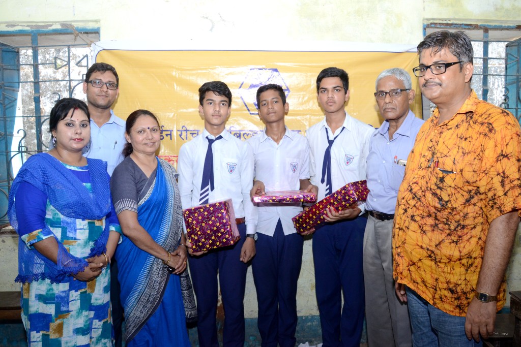 Hindi Competitions in schools to promote use of Official Language 28.04.17– ADARSH HINDI HIG SCHOOL, Kolkata – Hindi Essay Competition - Image 4 Image 4 - Hindi Competitions in schools to promote use of Official Language 28.04.17– ADARSH HINDI HIG SCHOOL, Kolkata – Hindi Essay Competition