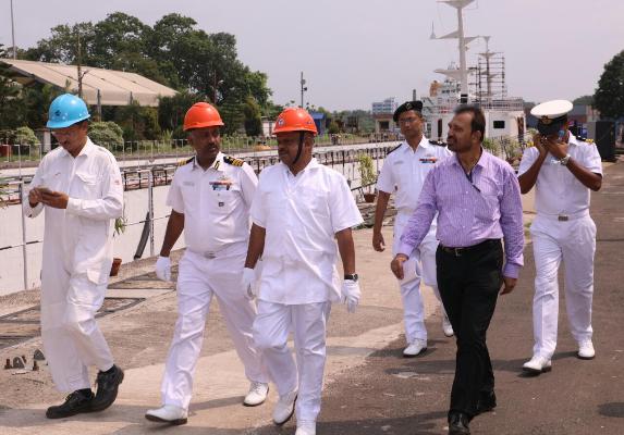 IG TP Sadanandan, TM, DDG (M&M) , Indian Coast Guard visits GRSE on 22 May 18