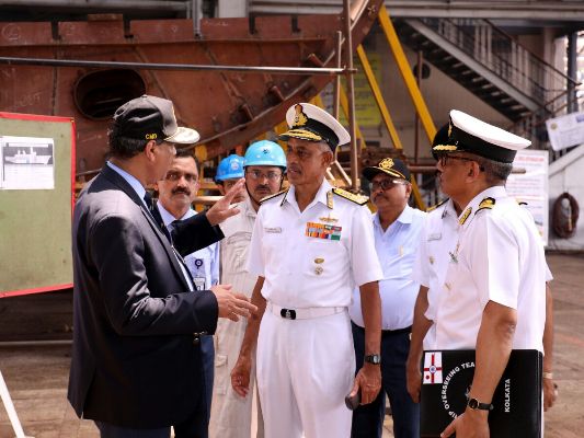 Vice Admiral M S Pawar, AVSM, VSM, COS, HQENC visits GRSE on 17 May 18