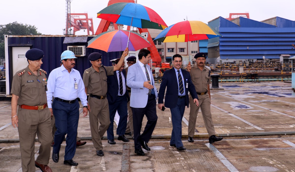 Former CNS, Admiral R.K Dhowan, PVSM, AVSM, YSM, ADC IN (Retd.) visits GRSE on 25 Jul 2017