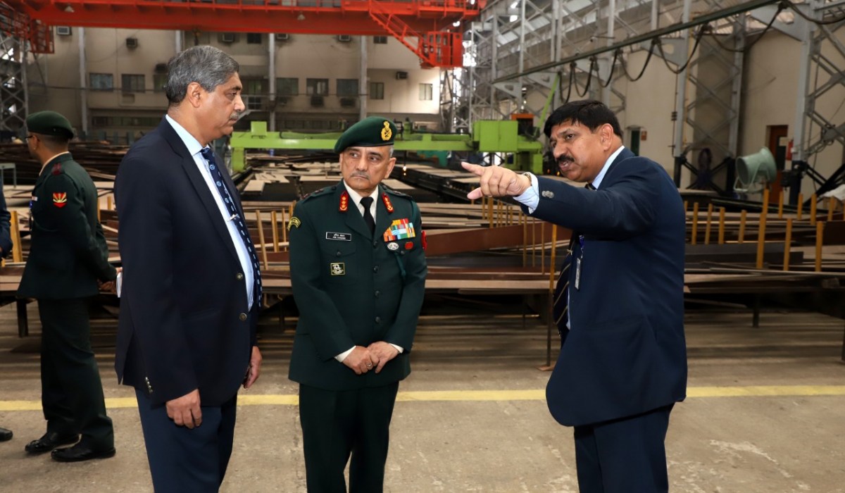 Lt. General Anil Chauhan, UYSM, AVSM, SM, VSM, GOC - IN - C, HQ Eastern Command visits GRSE on 20 Jan 20