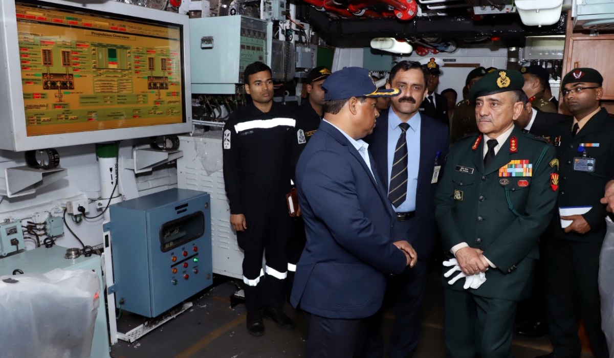 Lt. General Anil Chauhan, UYSM, AVSM, SM, VSM, GOC - IN - C, HQ Eastern Command visits GRSE on 20 Jan 20