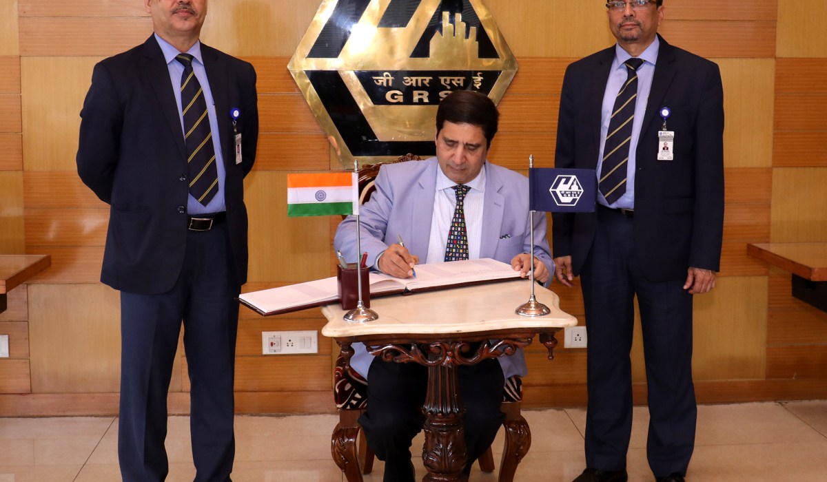 Former CNS, Admiral R.K Dhowan, PVSM, AVSM, YSM, ADC IN (Retd.) visits GRSE on 25 Jul 2017