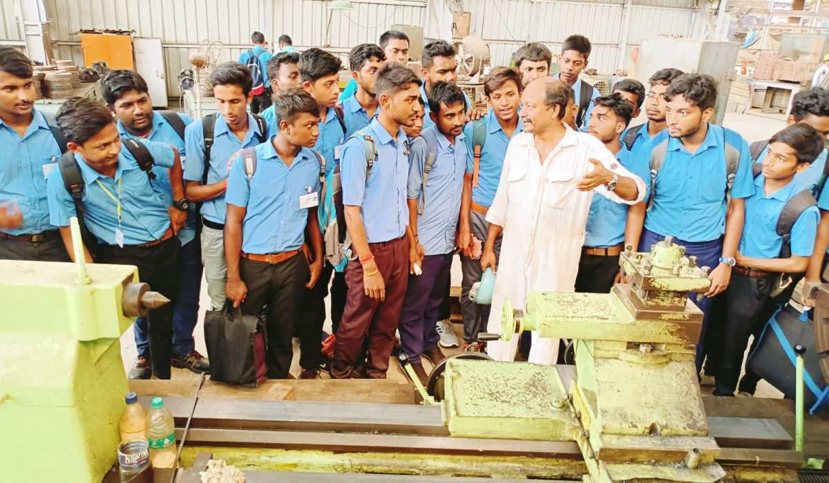 Image 1 - Students from Ramakrishna Mission Shilpamandira, Community Training Centre, Belurmath visited GRSE