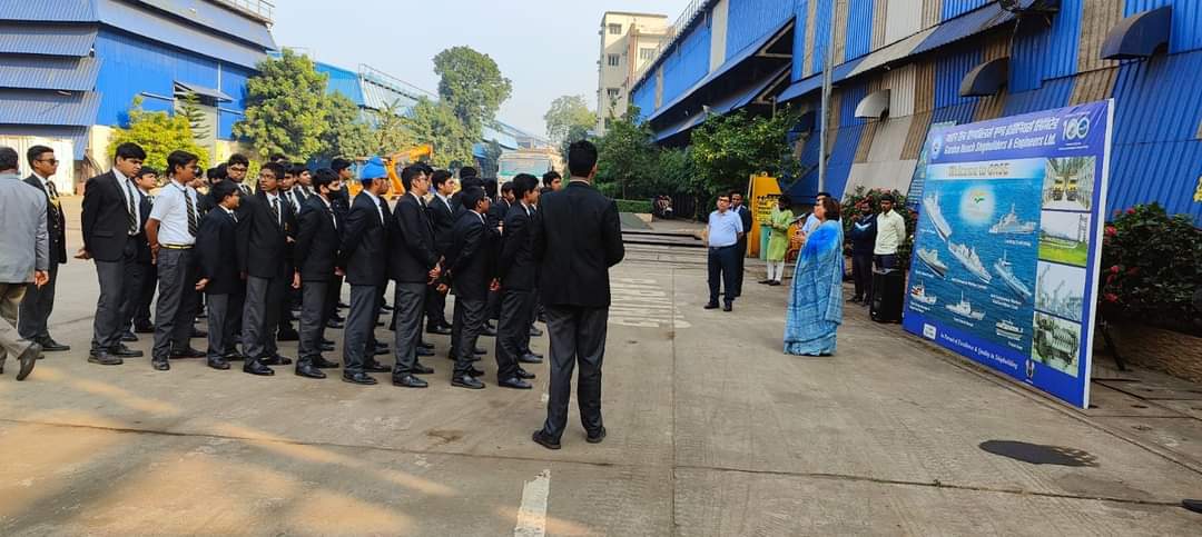 Image 3 - Visit of Young Academic Minds from LA MARTINIERE for Boys